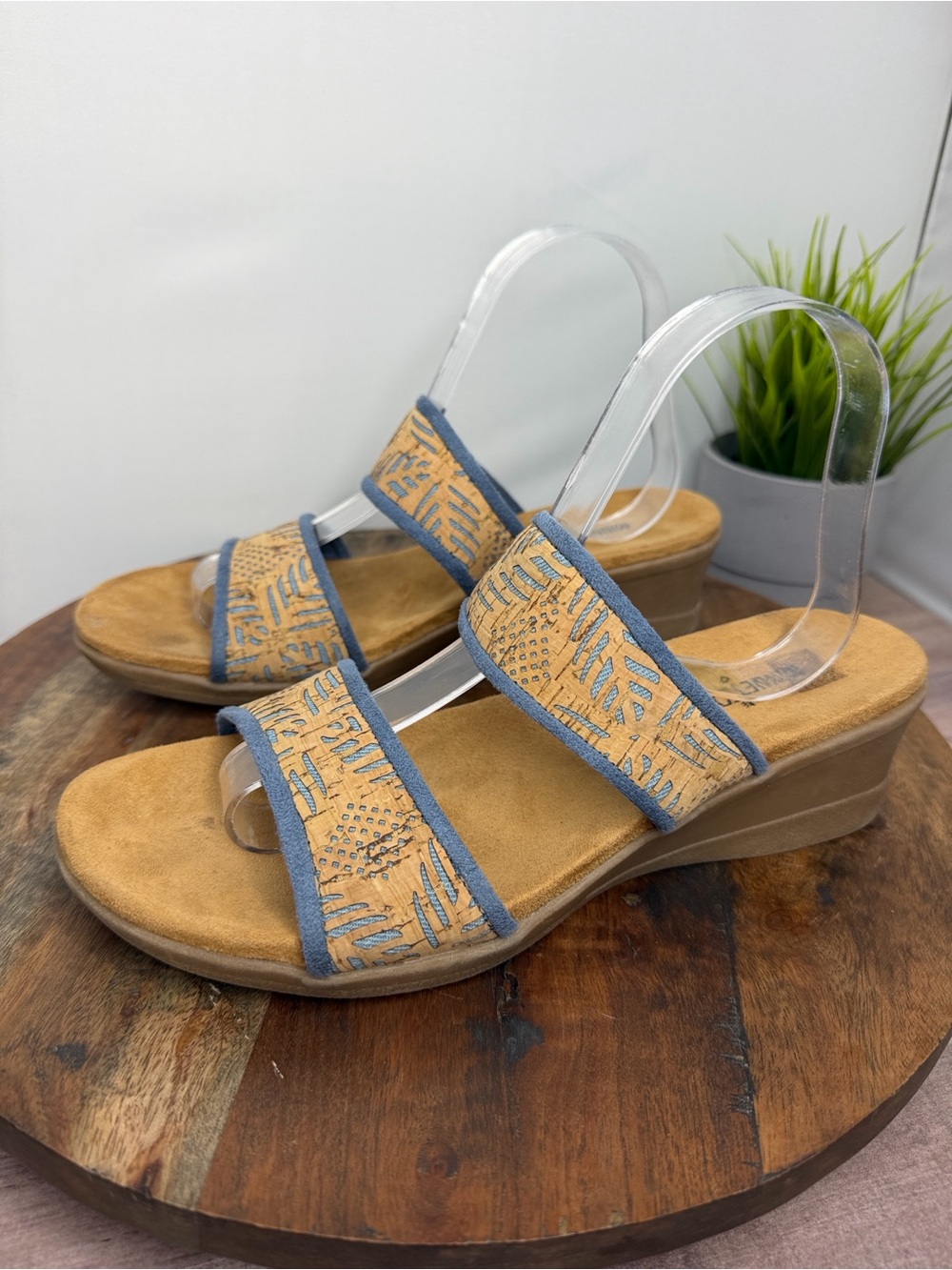 Minnetonka - Comfort Wedge Sandal in Tan and Blue - Size: 9